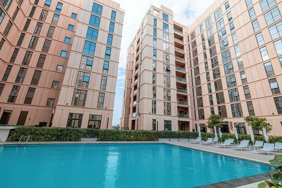1BR Apartment With Balcony - 9 Mins to Sharjah Airport - Balcony Breeze Apartment in Al Sharjah