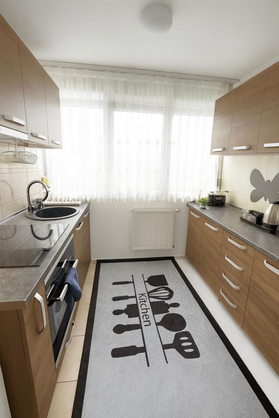 Kitchen or kitchenette, minibar, oven, stove, toaster, kitchen