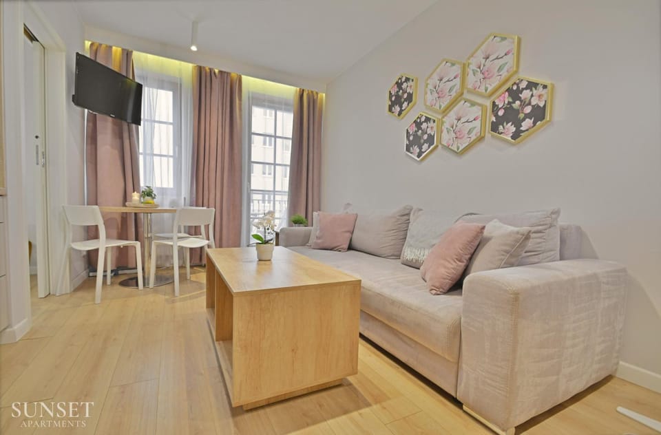 TV and multimedia, Living room, Seating area, Evening entertainment