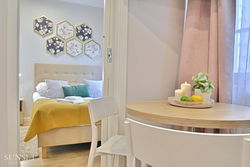Bed, Living room, Photo of the whole room, Seating area, Dining area, Bedroom