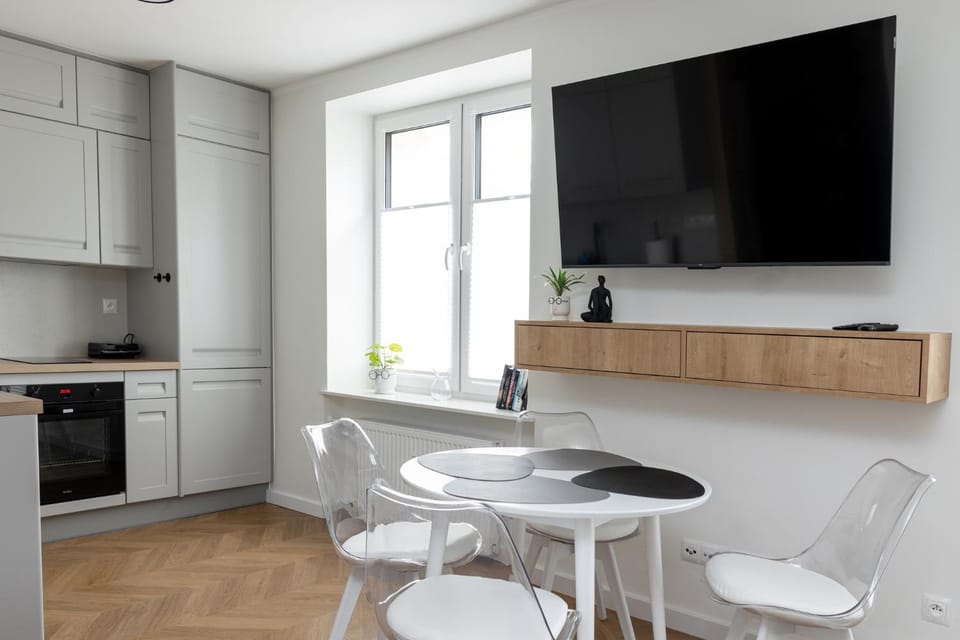 TV and multimedia, Kitchen or kitchenette, Living room, Seating area, Dining area, stove