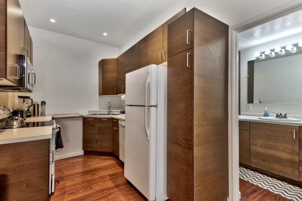 Kitchen or kitchenette, oven, stove