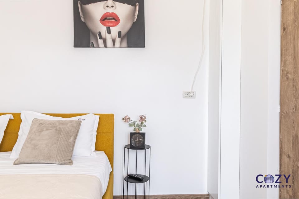 Bed, Living room, Photo of the whole room, Decorative detail, Seating area, Bedroom