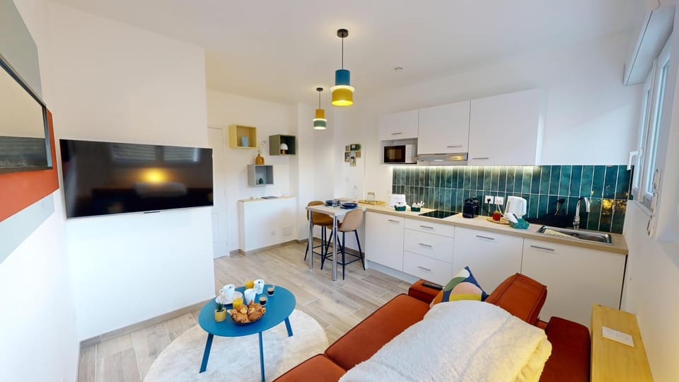 TV and multimedia, Kitchen or kitchenette, Living room, Dining area, stove