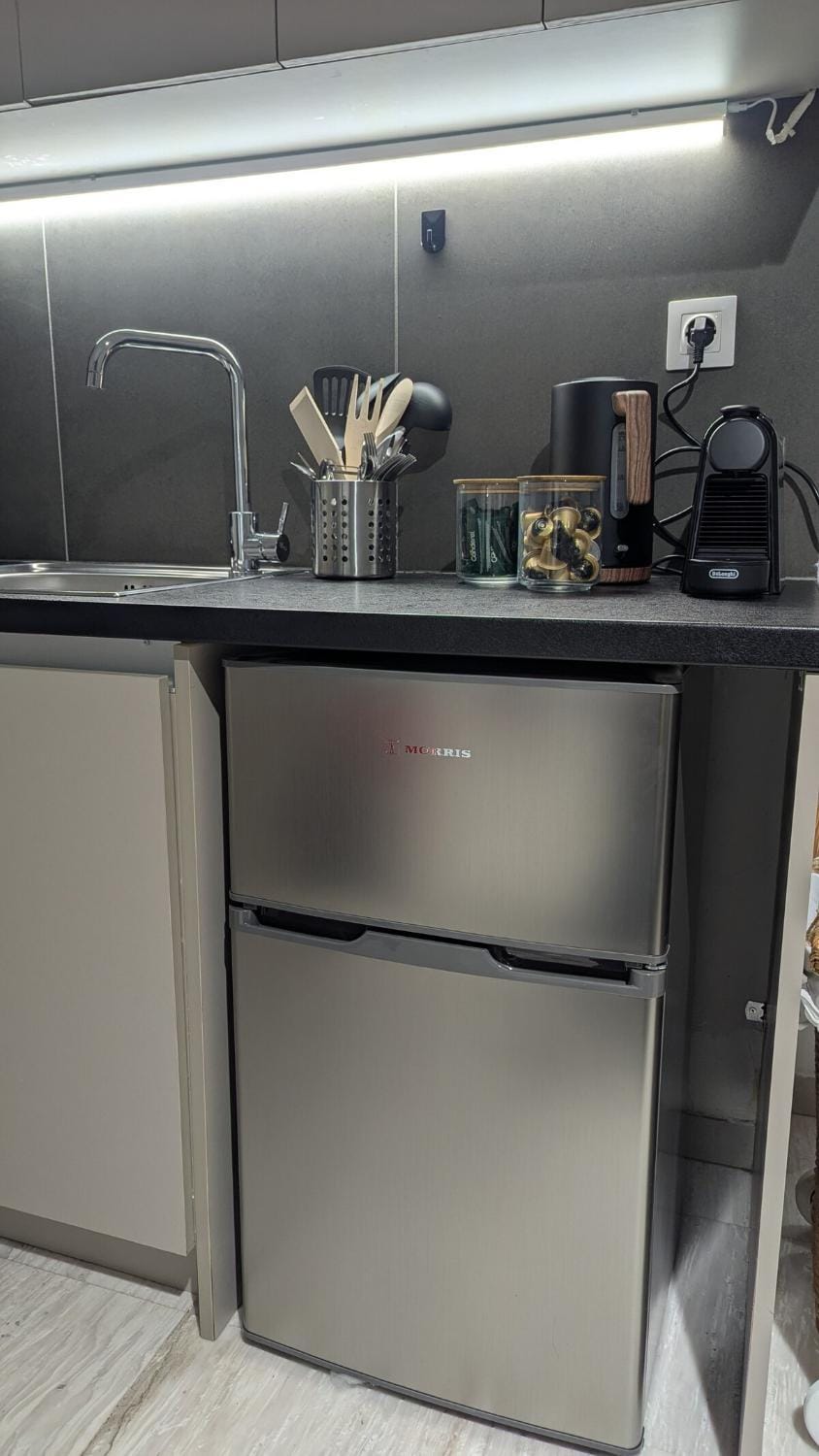 Kitchen or kitchenette, minibar