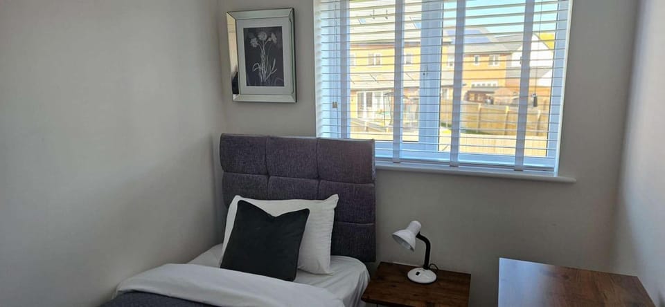 Spacious Luxurious Serviced Accommodation 7 House in England