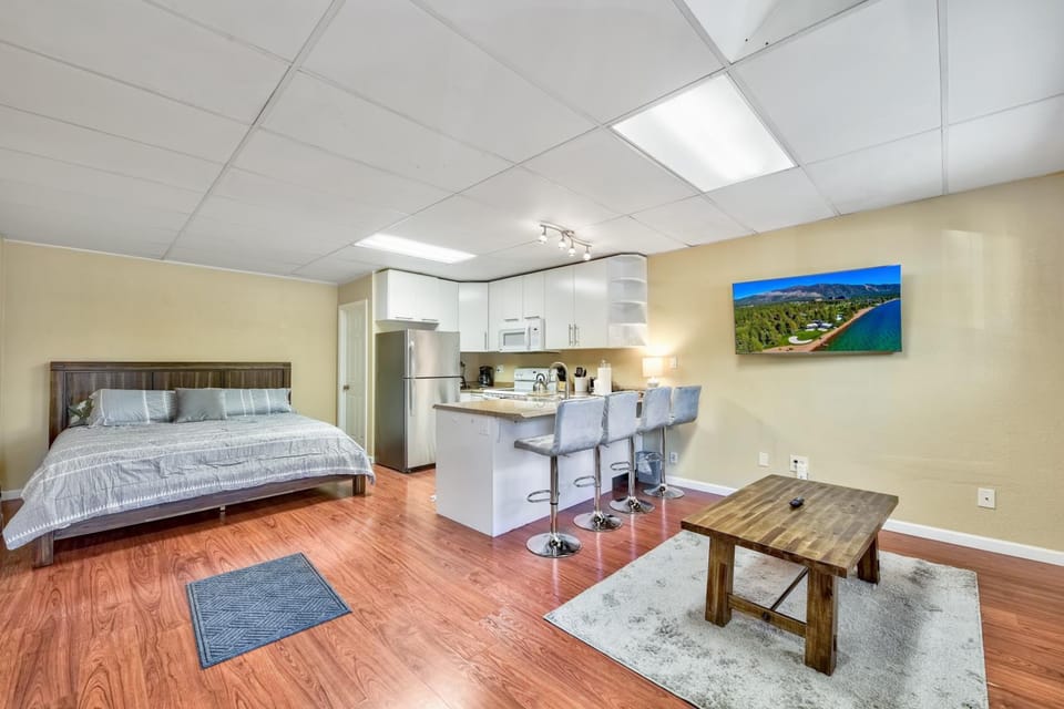 Bed, Kitchen or kitchenette, Living room, Photo of the whole room, Seating area, Dining area, Bedroom