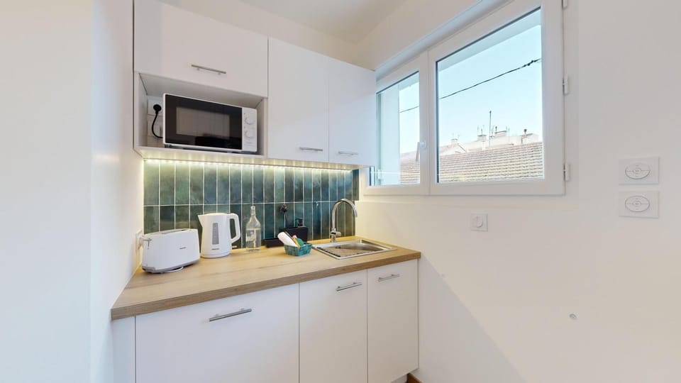 Coffee/tea facilities, Kitchen or kitchenette, stove, toaster