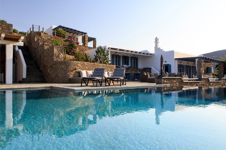 Property building, Patio, Day, Mountain view, Pool view, Swimming pool, sunbed