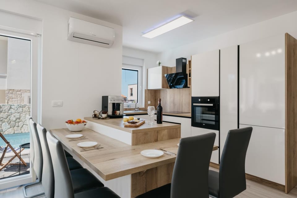 Kitchen or kitchenette, kitchen