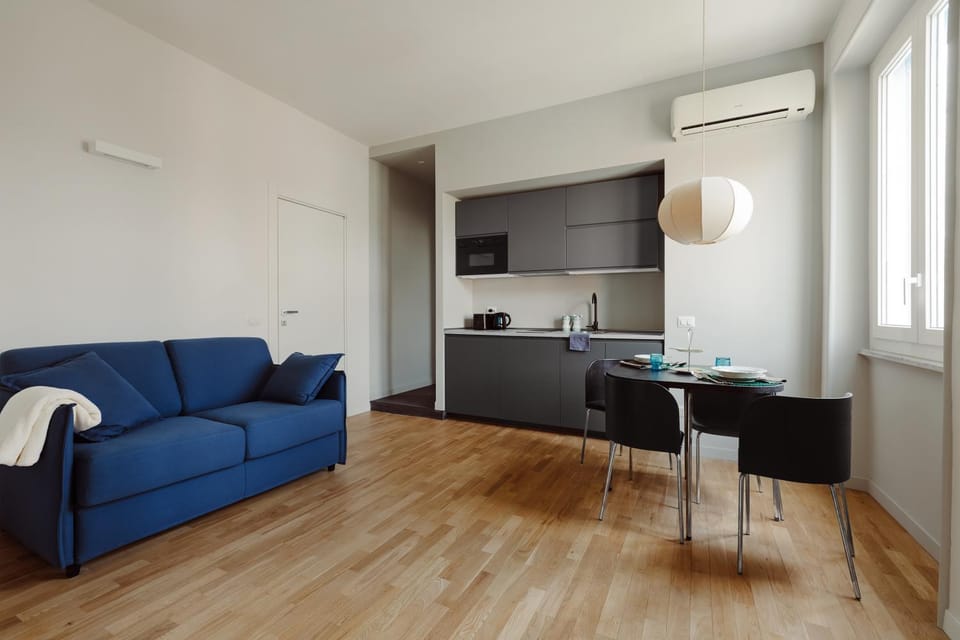 TV and multimedia, Kitchen or kitchenette, Living room, Seating area, Dining area