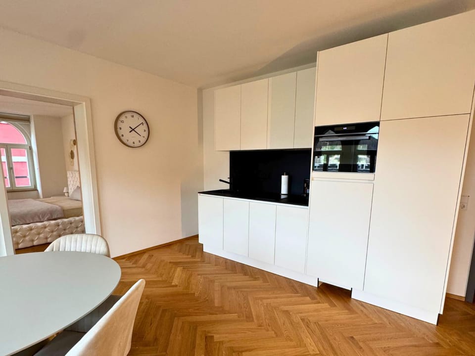 TV and multimedia, Kitchen or kitchenette, Dining area, oven
