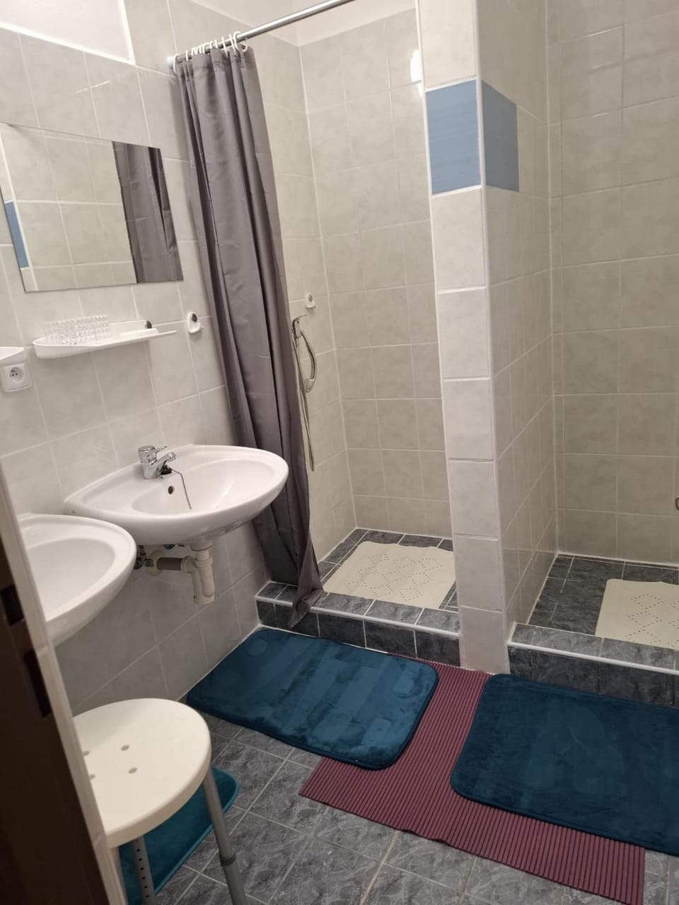 Shower, Toilet