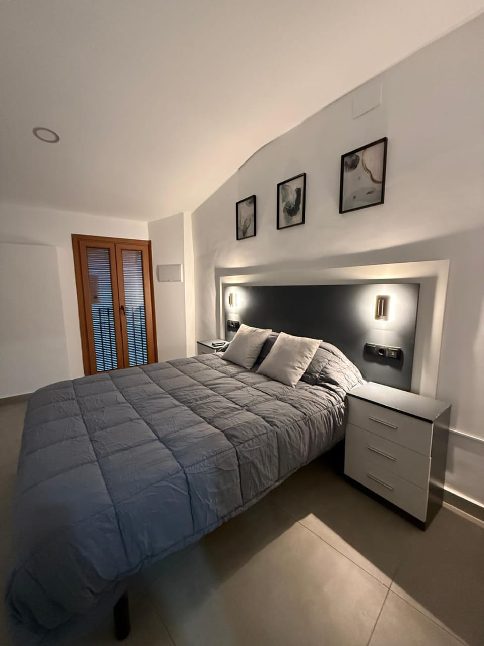 Bed, Photo of the whole room, Bedroom