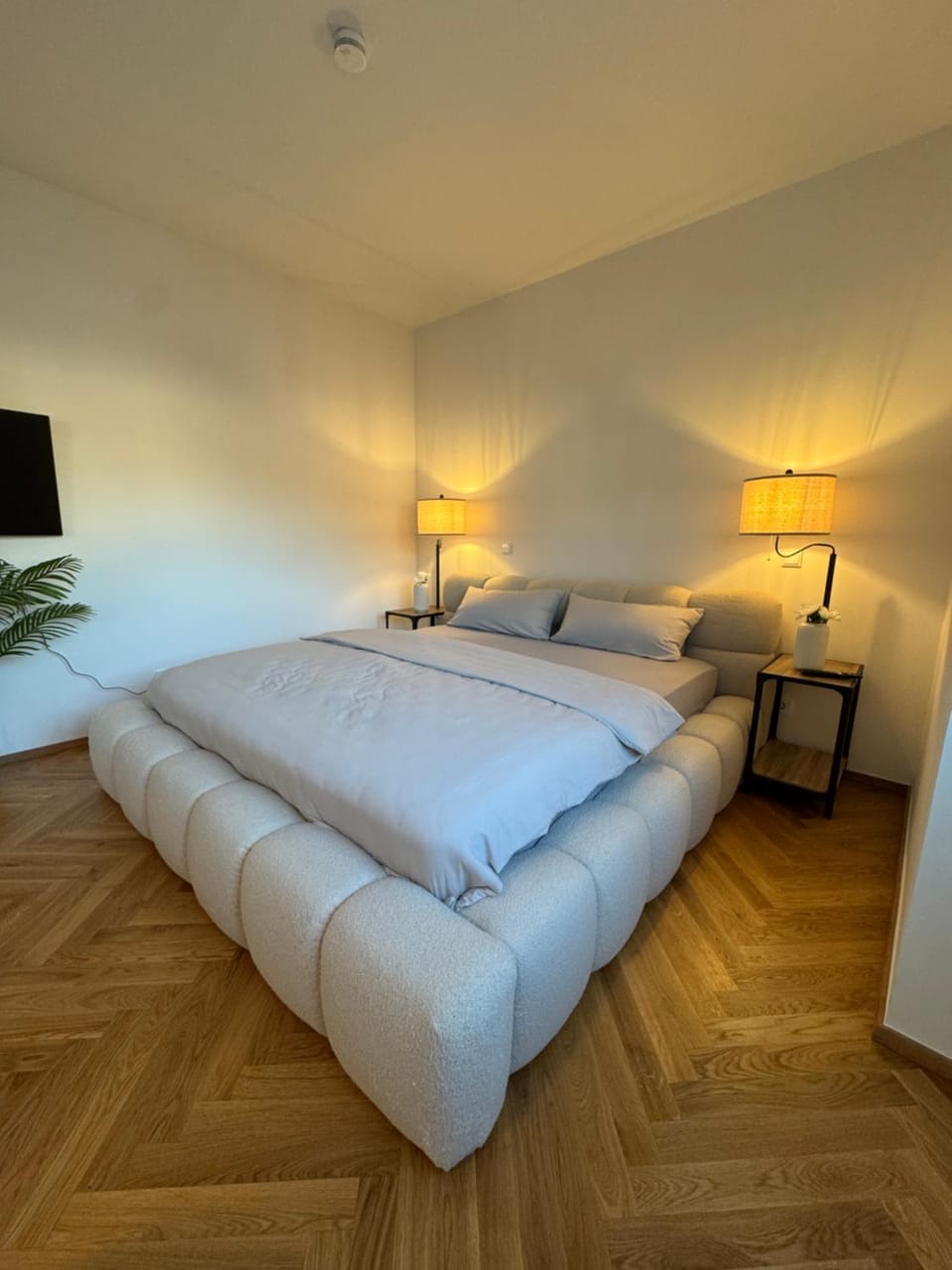 Bed, TV and multimedia, Photo of the whole room, Bedroom