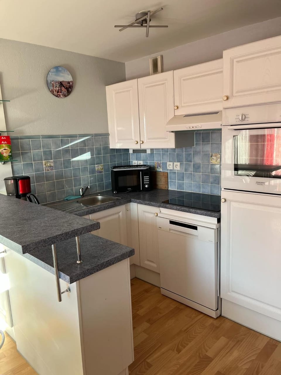 Kitchen or kitchenette, dishwasher, minibar, stove