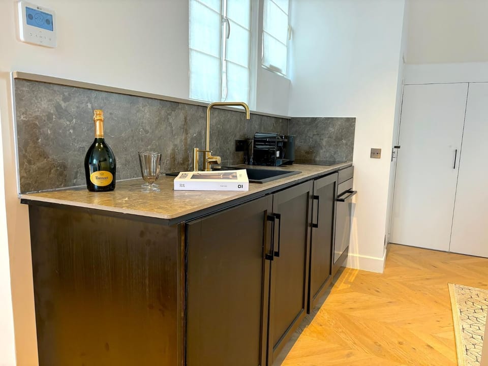 Kitchen or kitchenette, Food and drinks, Drinks