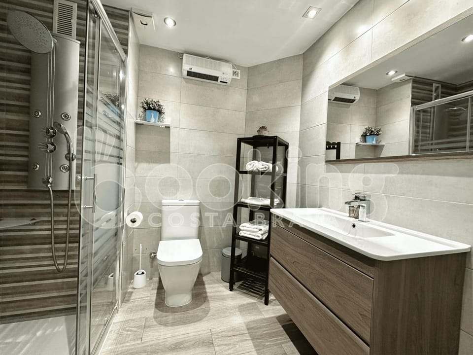 Shower, Toilet, Bathroom, towels