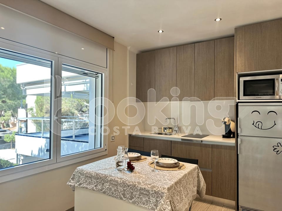 Kitchen or kitchenette, Dining area, stove