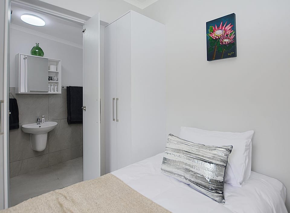 Leetch Views - Budget Room Apartment in Cape Town