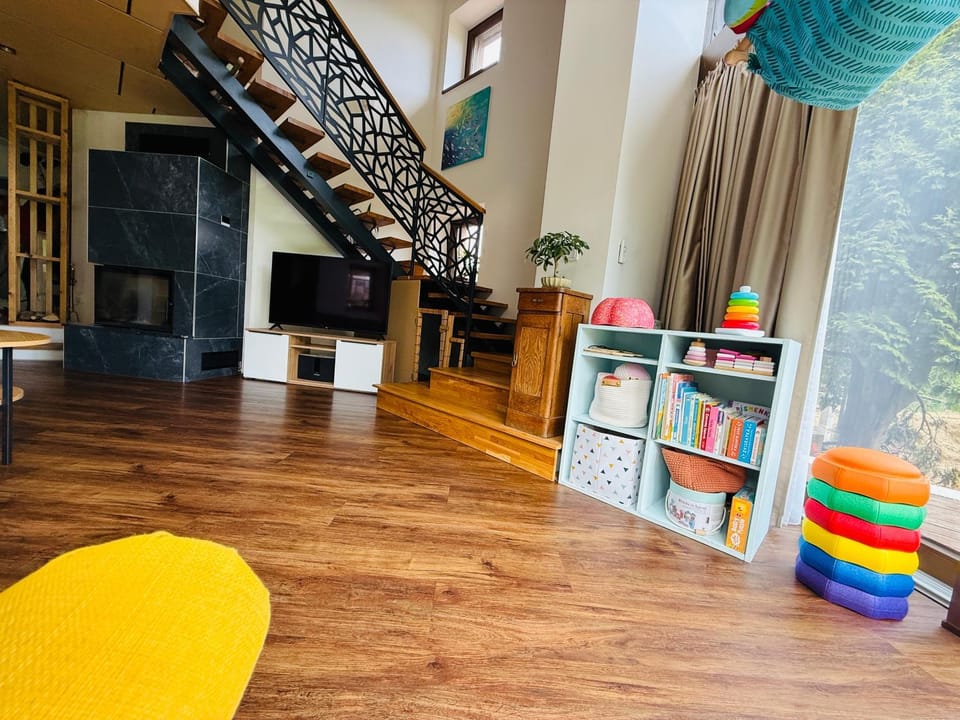 Communal lounge/ TV room, TV and multimedia, Living room, Seating area, Kids's club, Evening entertainment