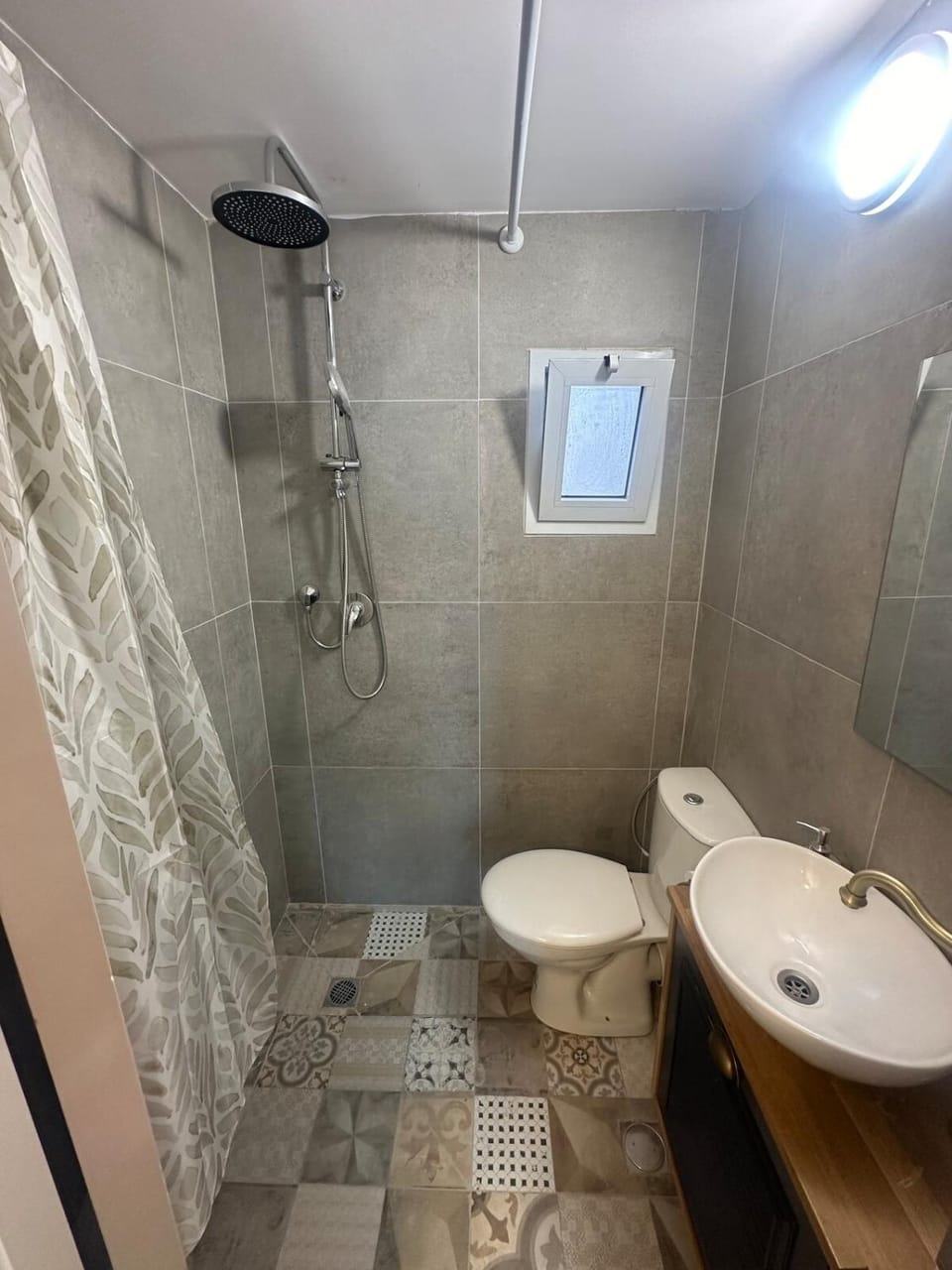 Shower, Toilet