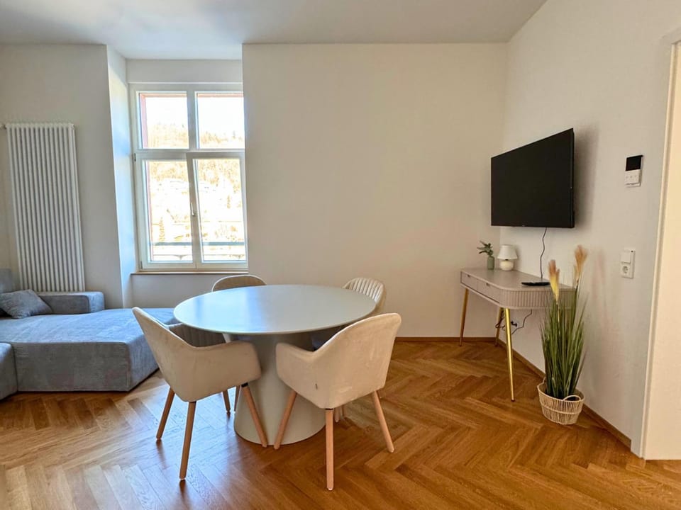 TV and multimedia, Living room, Seating area, Dining area