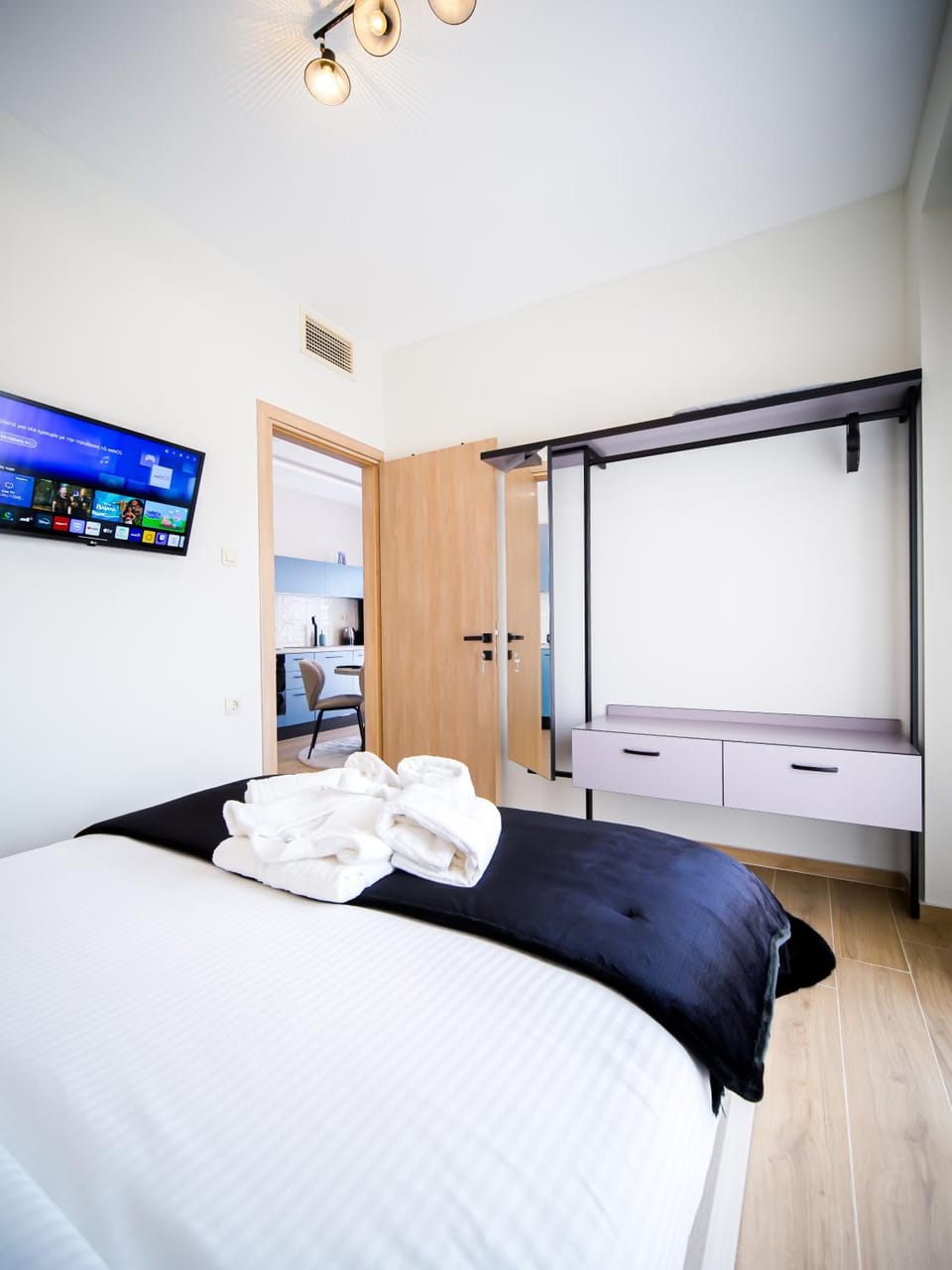 Bed, TV and multimedia, Photo of the whole room, Bedroom, towels, wardrobe