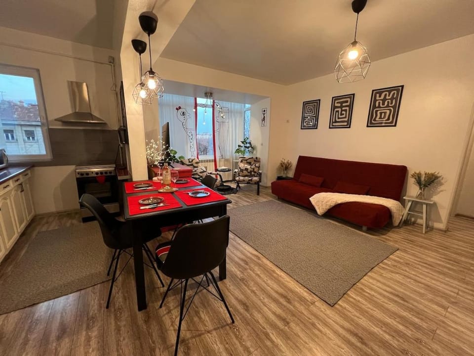 Seating area, Dining area
