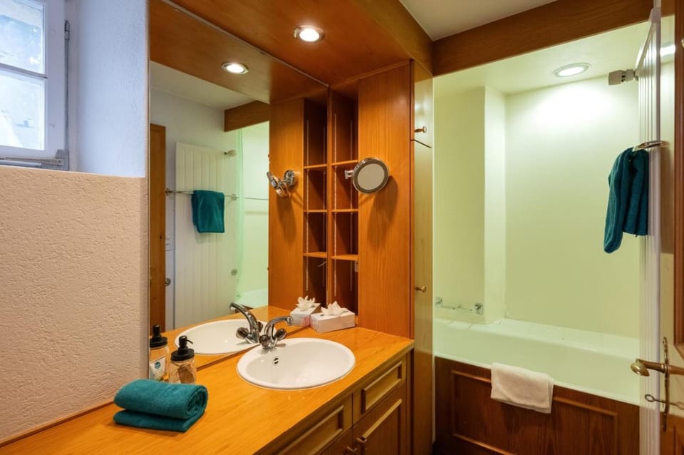 Bathroom, Bath, towels