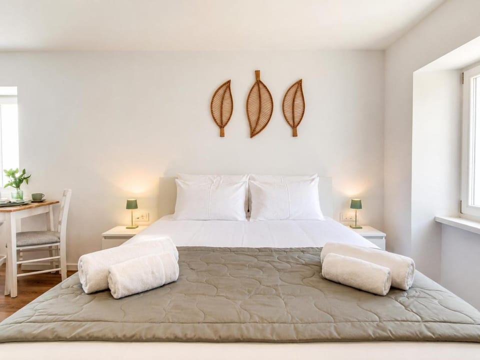 Bed, Bedroom, towels
