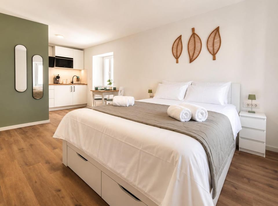 Bed, Coffee/tea facilities, Kitchen or kitchenette, Seating area, Dining area, Bedroom, microwave, stove, wardrobe, kitchen