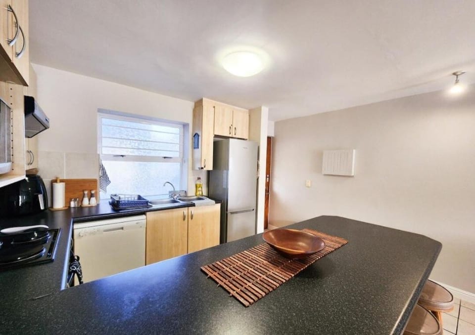 Kitchen or kitchenette, Dining area, oven