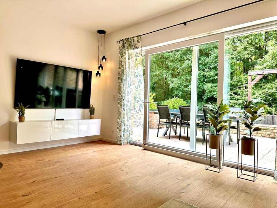 Communal lounge/ TV room, TV and multimedia, Living room, Seating area, Dining area, Evening entertainment