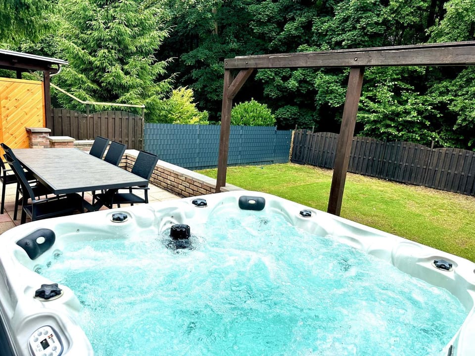 Patio, Day, Natural landscape, Garden, Hot Tub, Hot Tub, Garden view, Pool view, Swimming pool
