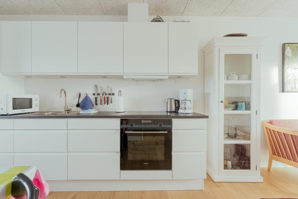 Coffee/tea facilities, Kitchen or kitchenette, dishwasher, stove