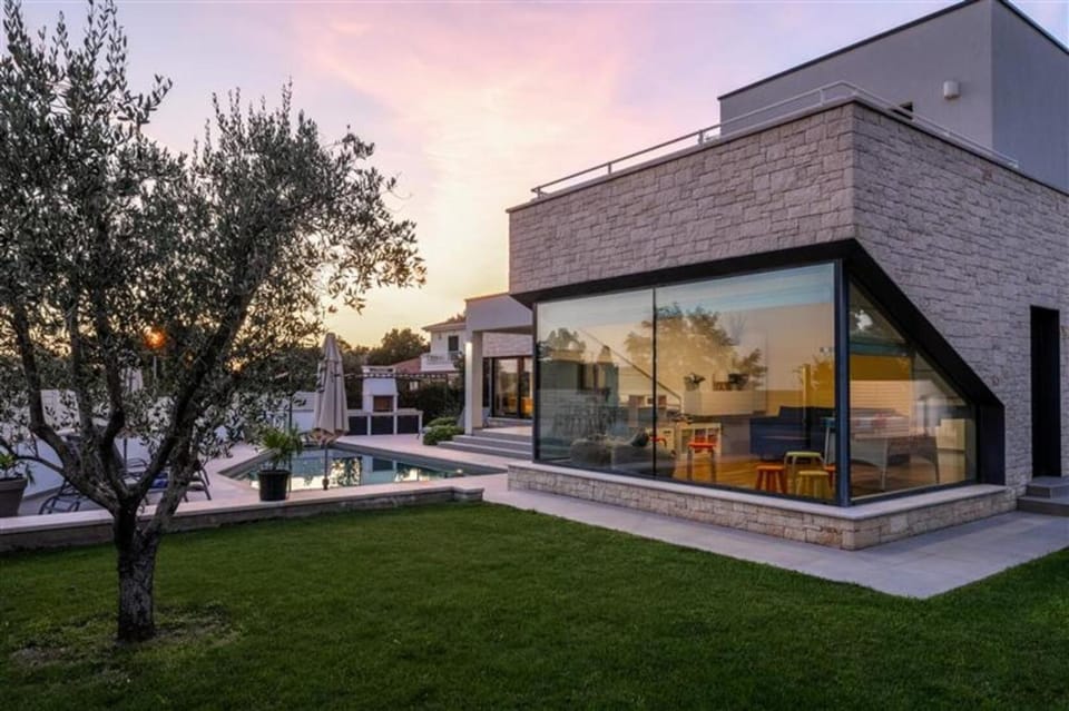 Property building, Facade/entrance, Off site