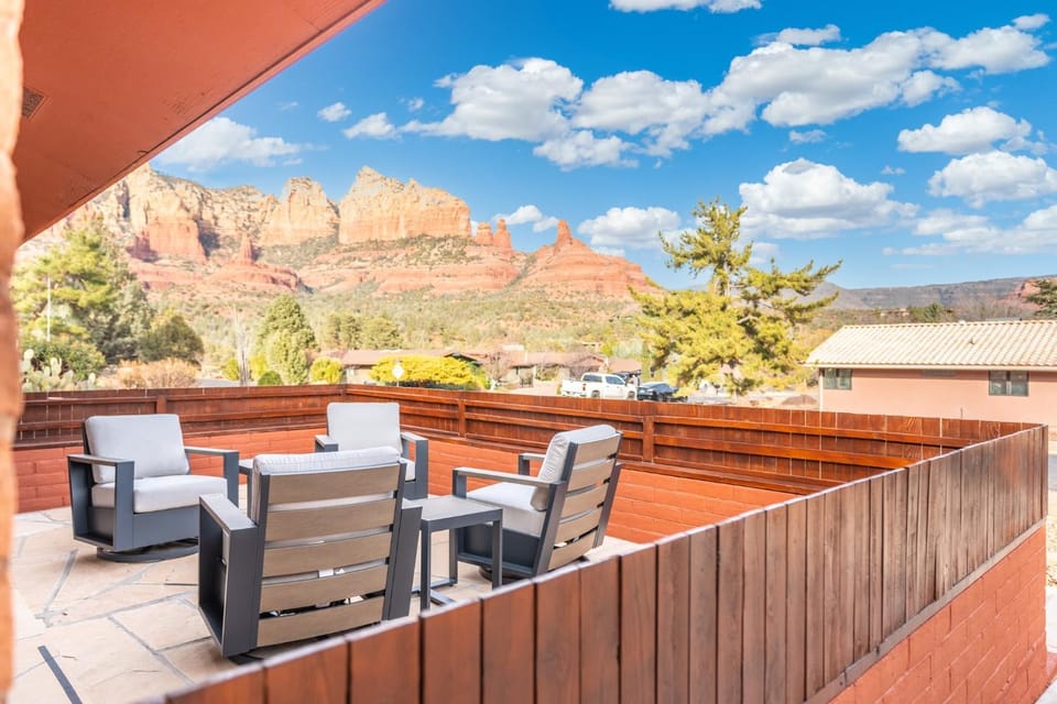 The Redrock Experience with Mtn Views & Hottub House in Sedona