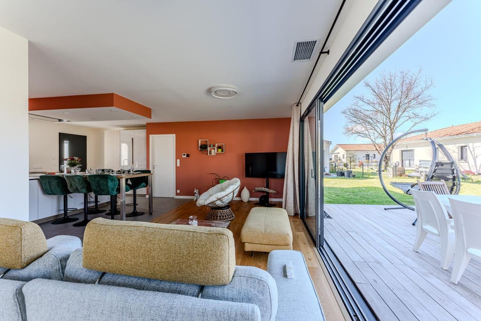 Communal lounge/ TV room, Living room, Seating area