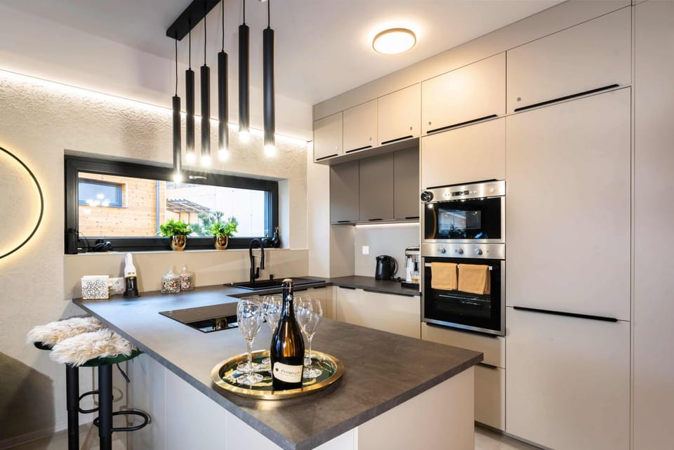 Coffee/tea facilities, Kitchen or kitchenette, dishwasher, oven, stove