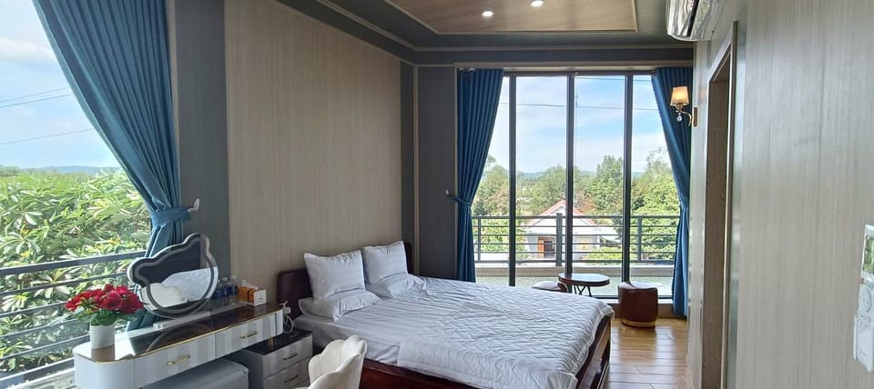 Bed, View (from property/room), Photo of the whole room, Seating area, Bedroom