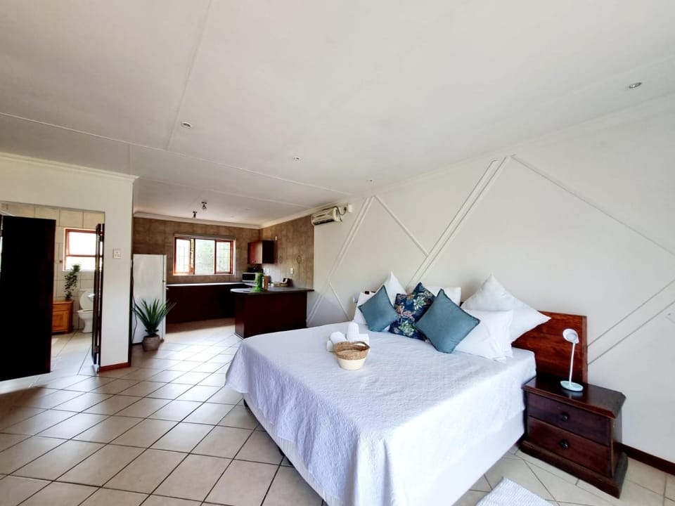 Bed, Bedroom, microwave