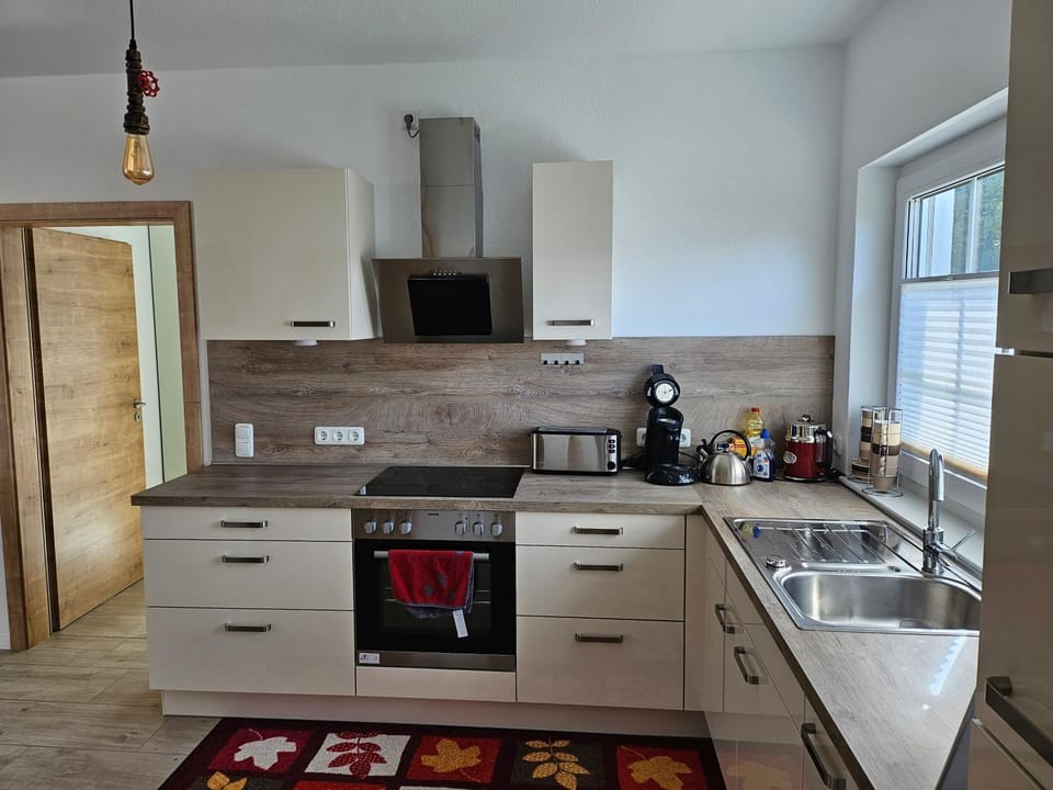 Coffee/tea facilities, Kitchen or kitchenette, oven, stove, toaster