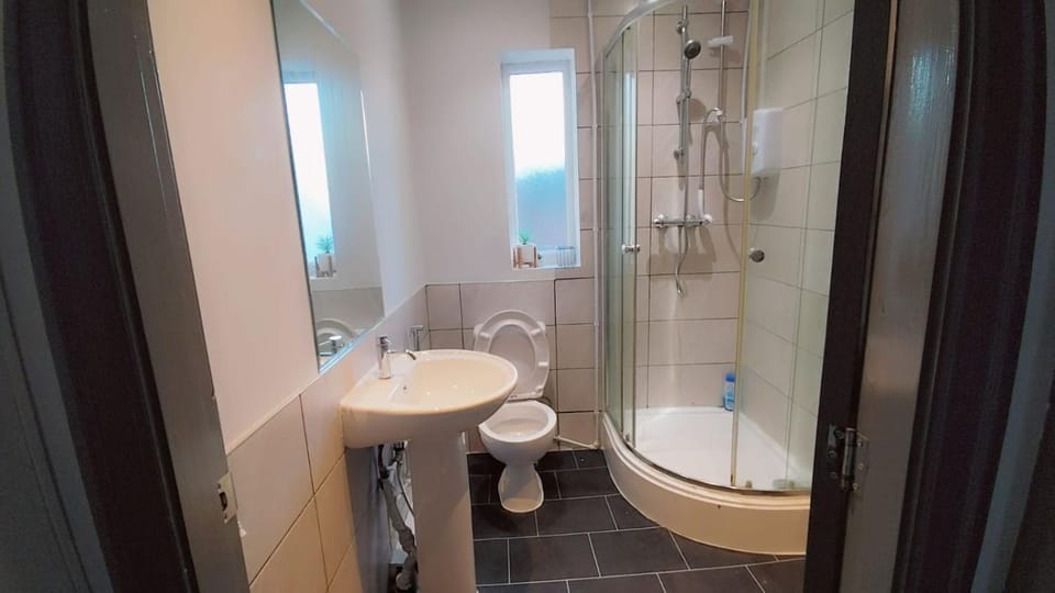 Double-Bedroom in the Heart of Eccles Manchester BH2 Perfect for Short Stays Bed and Breakfast in England