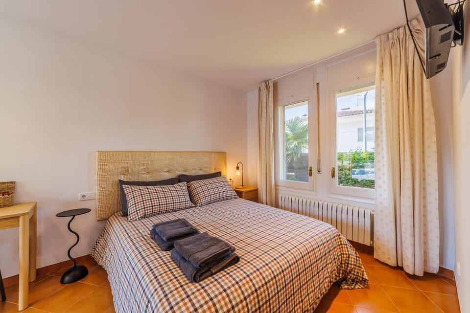 Bed, TV and multimedia, Photo of the whole room, Bedroom, towels