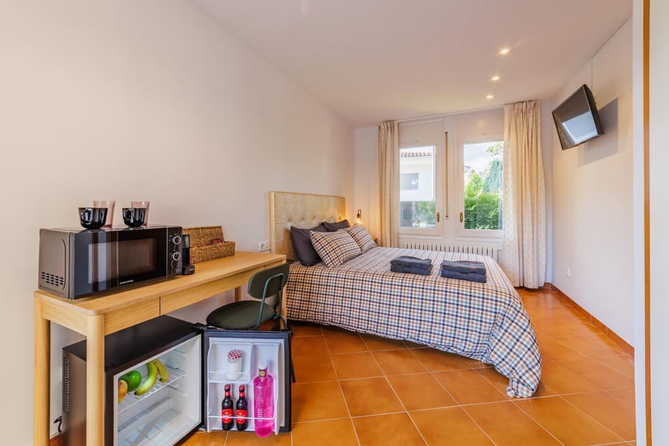 Photo of the whole room, minibar