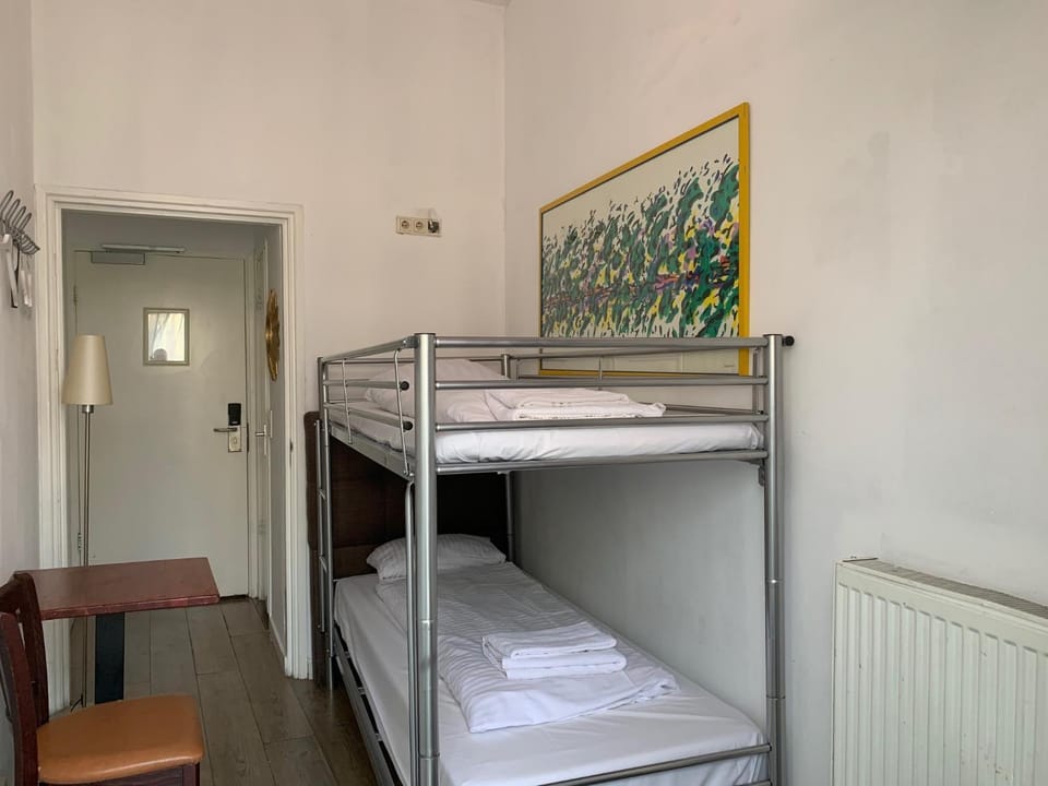 Photo of the whole room, Decorative detail, bunk bed