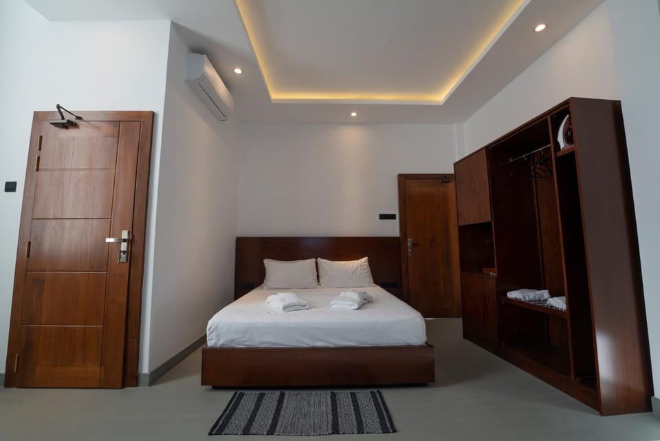 Photo of the whole room, Bedroom, wardrobe