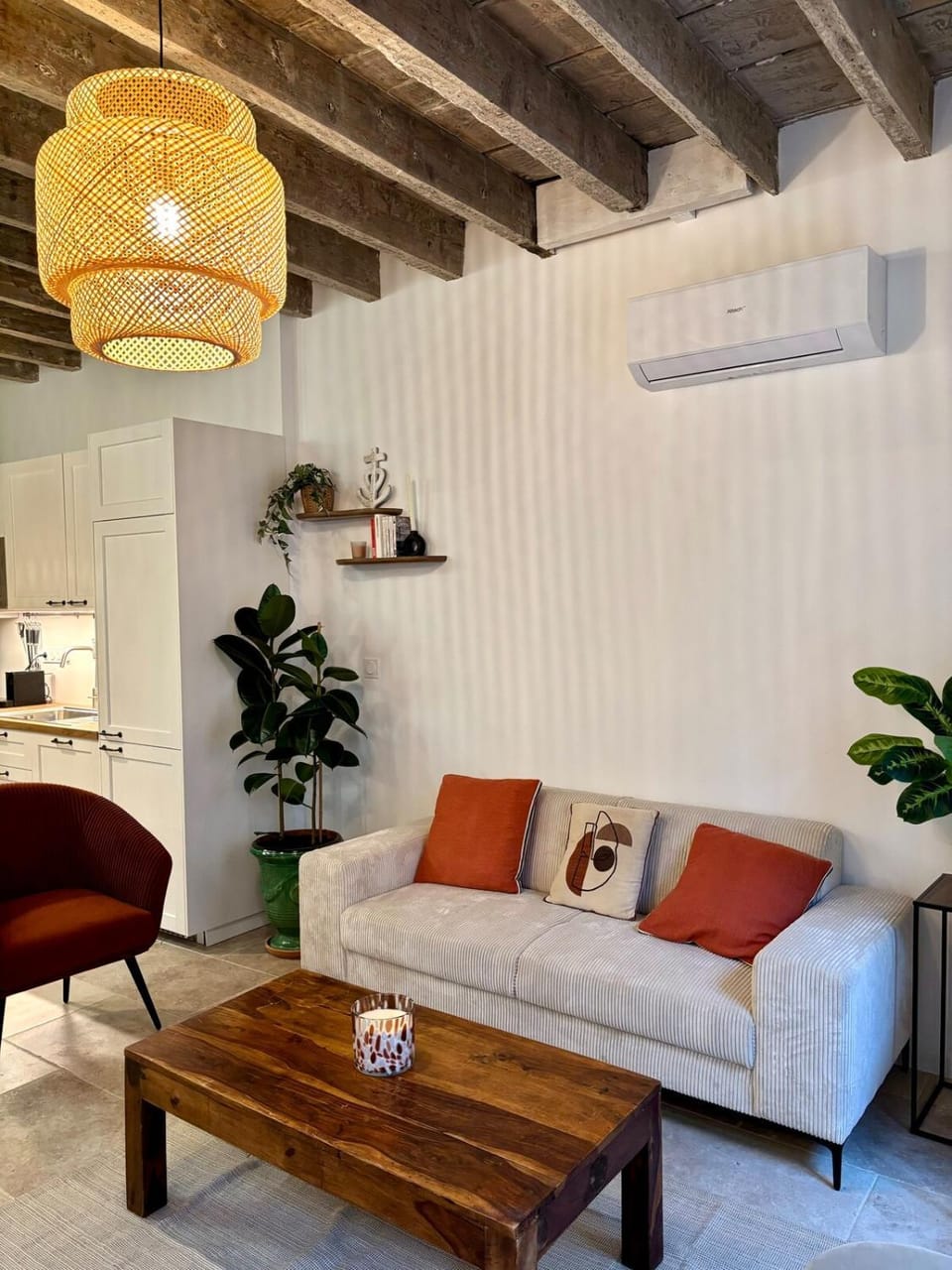 Living room, Seating area, air conditioner