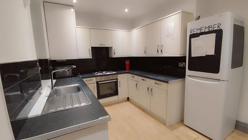 Single-Bedroom in the Heart of Eccles Manchester BH3 Perfect for Short Stays Bed and Breakfast in England
